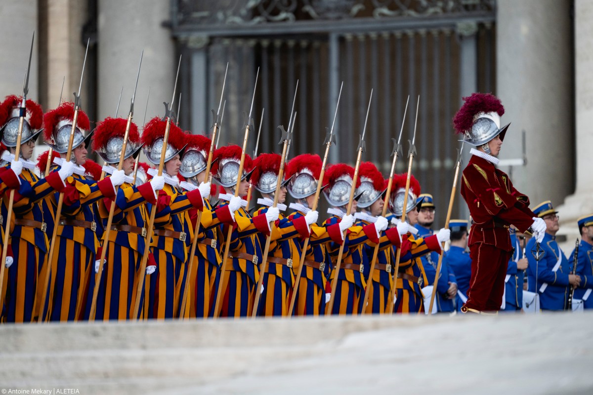 {"rendered":"(Slideshow) First moments of Leo XIV"}