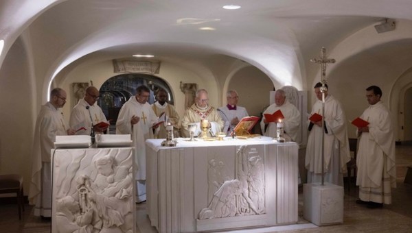 Corner Item Image - Pope Leo, joined by his brother, celebrates Mass at St. Peter’s tomb