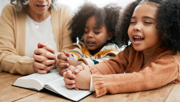 child-family-prayer-