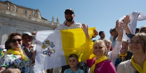 Pope celebrates Jubilee of Families with packed crowd (homily and pictures)