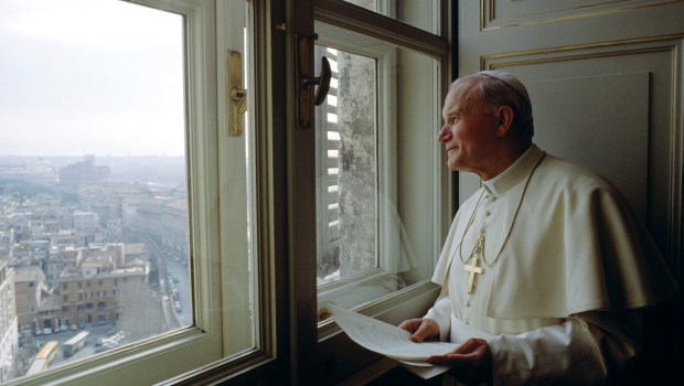 The Vatican - February 1986 The Vatican - 1986 A day in the life of the Pope John Paul II in the intimicy of the Vatican: during a break from work, in the privacy of his bedroom, allows his gaze to wander over the roofs of the capital.