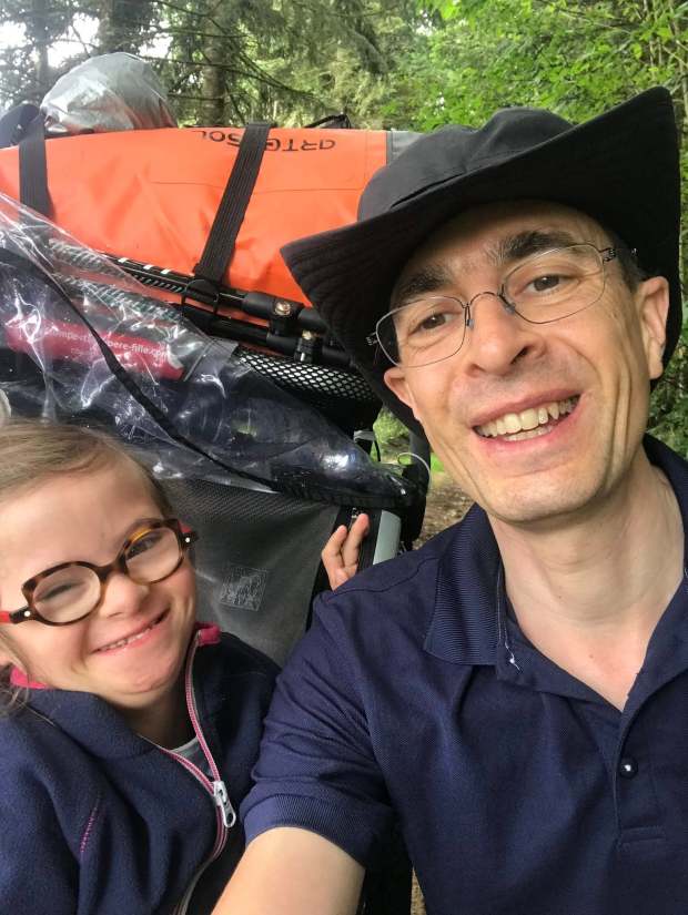 Compostelle : l’incroyable pèlerinage père-fille de Cyprien et Philippine