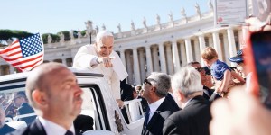 Influencers surprise Pope Leo with his favorite Chicago pizza