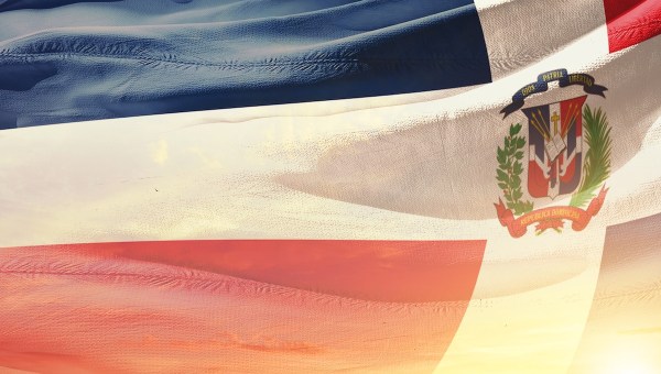 Bandera nacional de la República Dominicana ondeando con la biblia