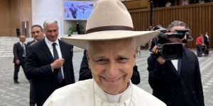 Australian newlywed couple surprises Pope Leo with a hat