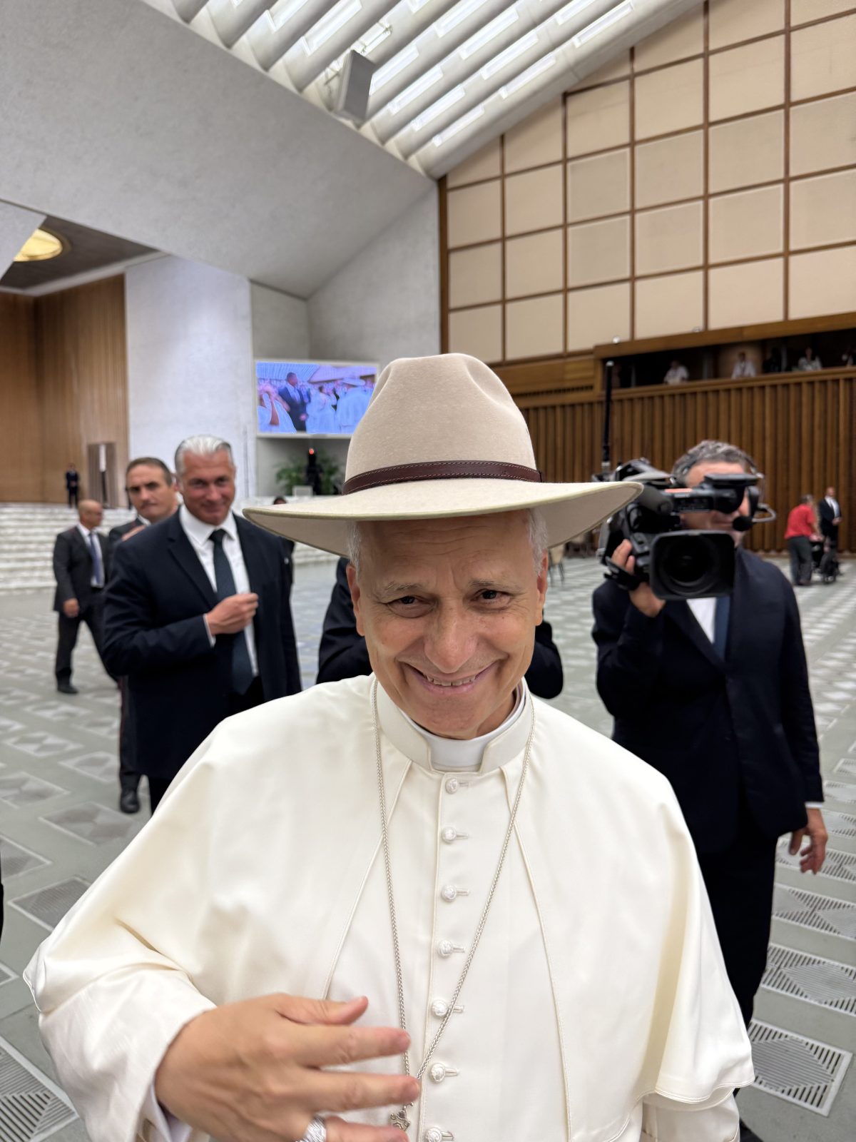 Australian newlywed couple surprises Pope Leo with a hat