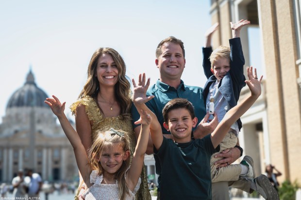 Bạn đã bao giờ có một “cái nháy mắt của Thiên Chúa” (Godwink) chưa? Gia đình này thì có – và thật đáng yêu!