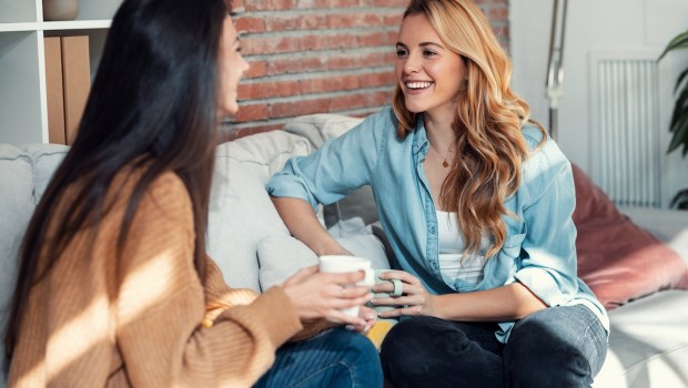 Peut-on parler de sa vie de couple à ses amis ?