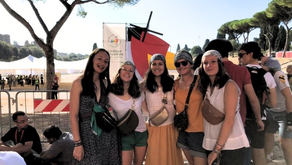 Corner Item Image - Jubilee “Fashion Week” trends among young pilgrims