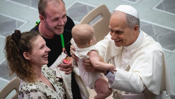 pope-leo-xiv-blesses-child-newborn-kids