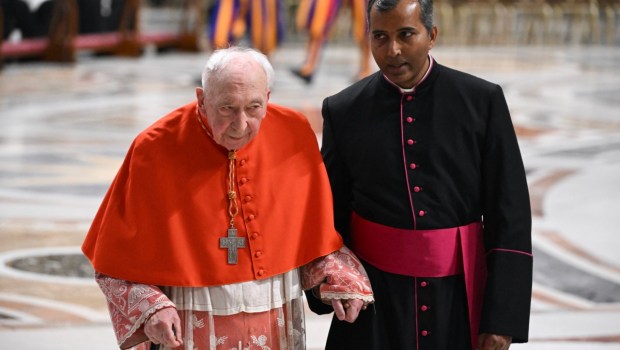 Kard. Angelo Acerbi otrzymuje biret kardynalski