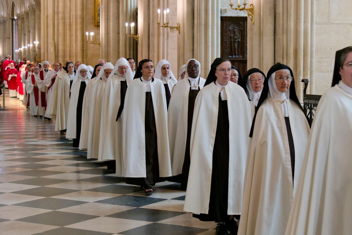 {"rendered":"(Slideshow) Procession commemorating Carmelite martyrs of Compi\u00e8gne"}