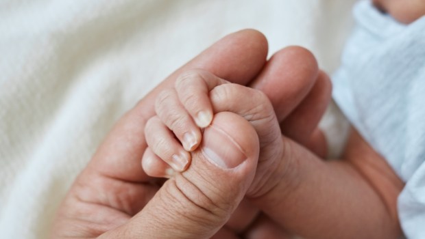 Hồng ân của Thiên Chúa: Em bé chào đời dù phát triển ngoài tử cung