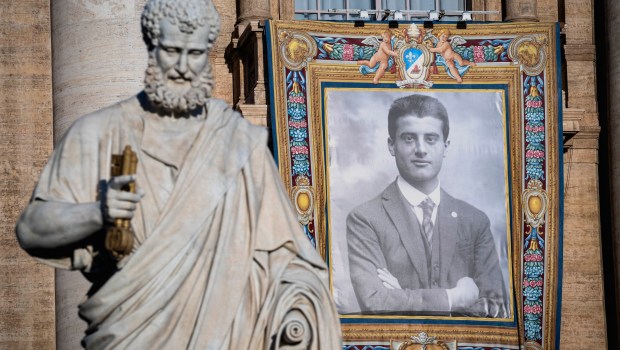 tapestry-portrait-blessed-carlo-acutis-blessed-pier-giorgio-frassati-canonization-st.-peter's-basilica-vatican