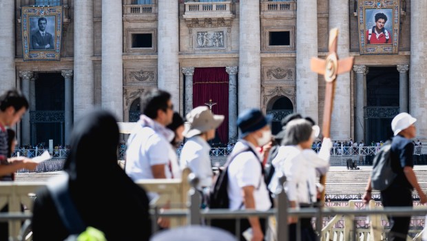 tapestry-portrait-blessed-carlo-acutis-blessed-pier-giorgio-frassati-canonization-st.-peters-basilica-vatican