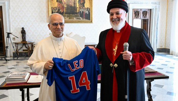 Pope Leo and Mar Awa III with Pope Leo holding a Cubs jersey.