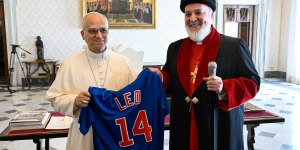 Here’s why a patriarch gave Sox-fan Leo a Cubs jersey