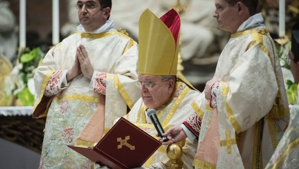 cardinal-raymond-burke-celebratessolemn-pontifical-traditional-latin-mass