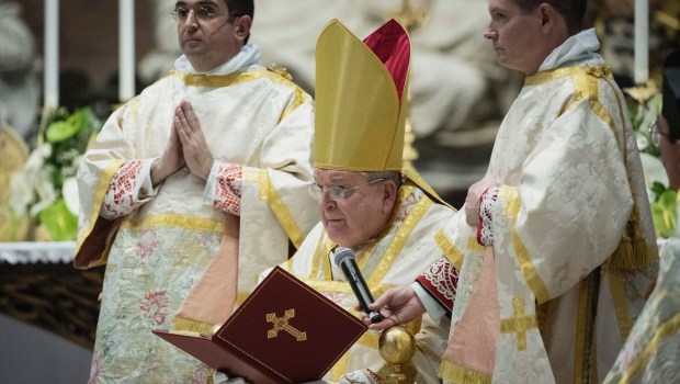 cardinal-raymond-burke-celebratessolemn-pontifical-traditional-latin-mass