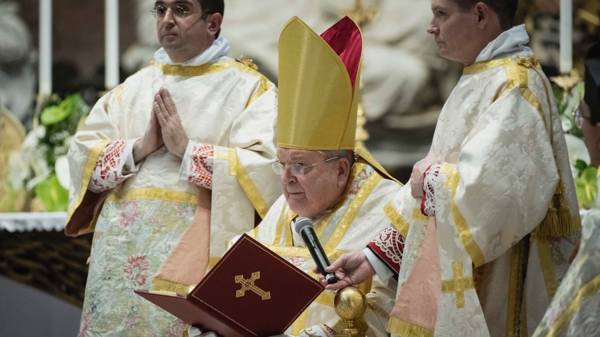 cardinal-raymond-burke-celebratessolemn-pontifical-traditional-latin-mass