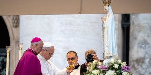 Pope Leo presents Golden Rose to Our Lady of Fatima