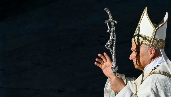 Leo-dark-background-crucifix-face