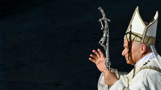 Leo-dark-background-crucifix-face