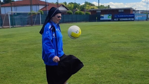 Corner Item Image - Nun steps in to stop potential road rage in Rome