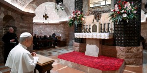 Pope in Assisi visits Francis’ tomb, concludes bishops’ meeting