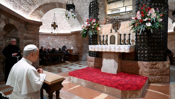 Leo-at-tomb-St.-Francis-Assisi