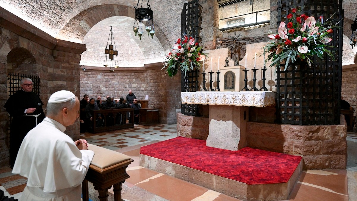 Leo-at-tomb-St.-Francis-Assisi