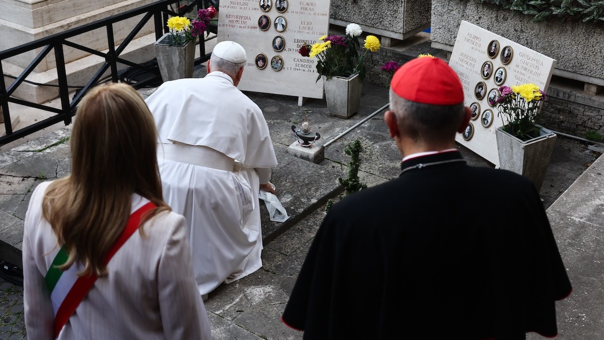 pope-bouquet-all-souls-grave-cemetery.jpg