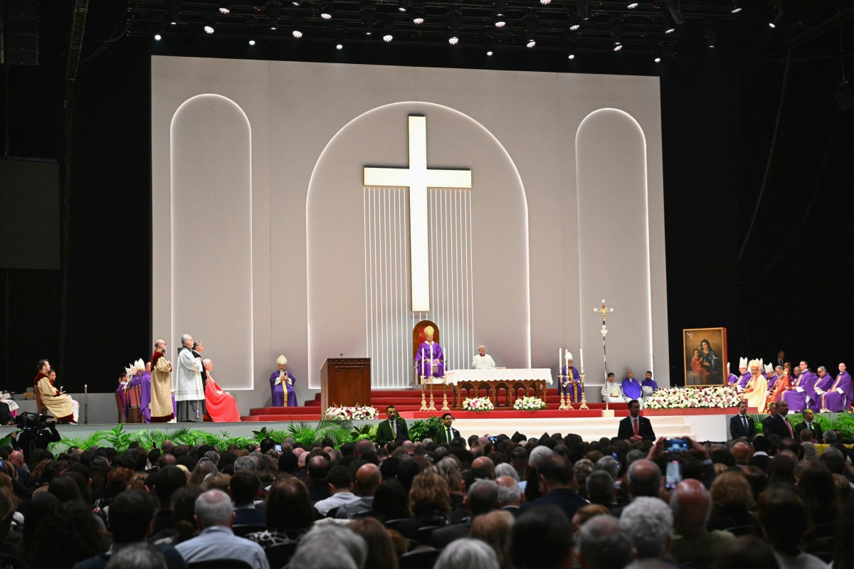 pope-leo-xiv-mass-volkswagen-arena-istanbul