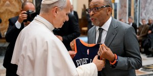 Spike Lee just gave Pope Leo a custom Knicks jersey