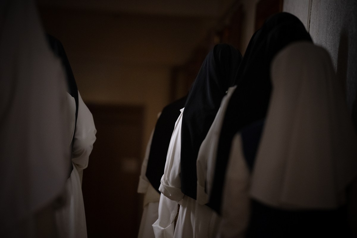 {"rendered":"(Slideshow) Joy Within His House"}