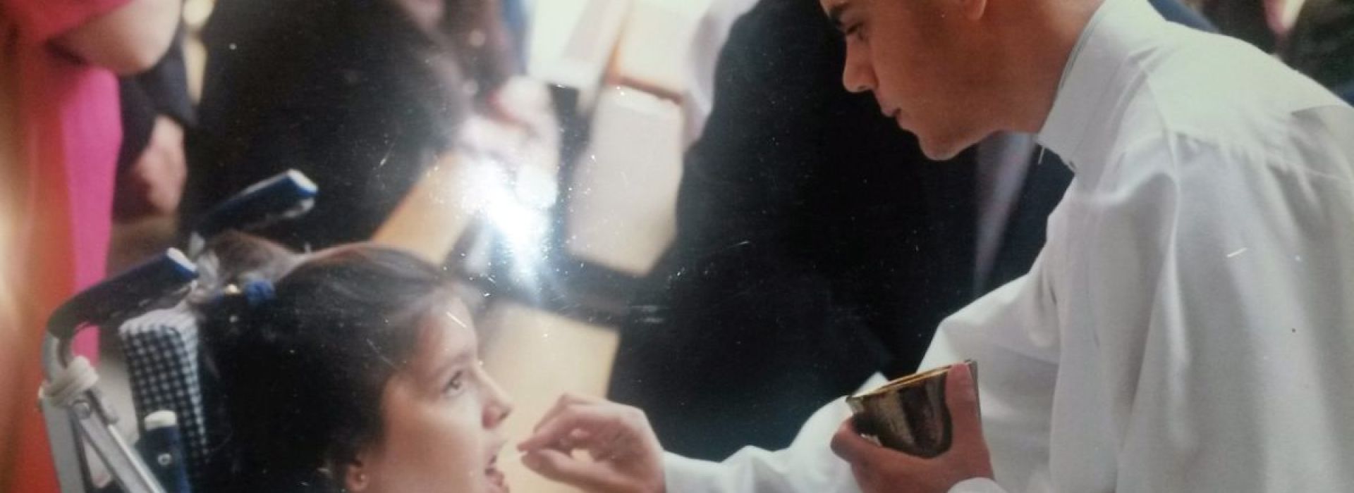 Su hermana le impulsó a ser sacerdote