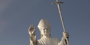 Peru tourism welcomes new boost: Leo statue greets guests