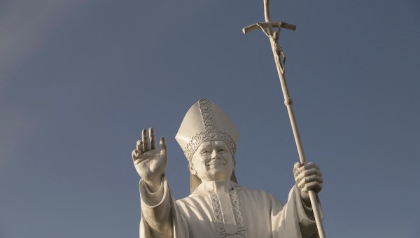 Corner Item Image - Peru tourism welcomes new boost: Leo statue greets guests