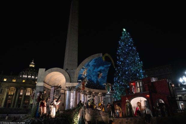 christmas-tree-nativity-scene-st-peters-square-vatican
