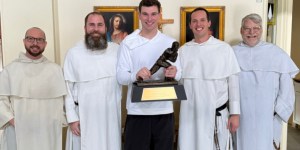 Viral Heisman photo shows something the world rarely sees