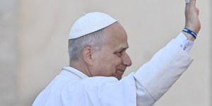 Roll up your sleeves this Advent, invites Pope