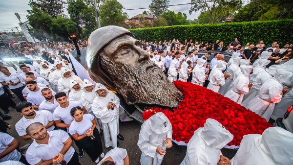 eucharistic-procession-largest-bronze-sculpture-saint-charbels-face-australia