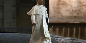 To world on edge, Pope says peace is still “realistic”