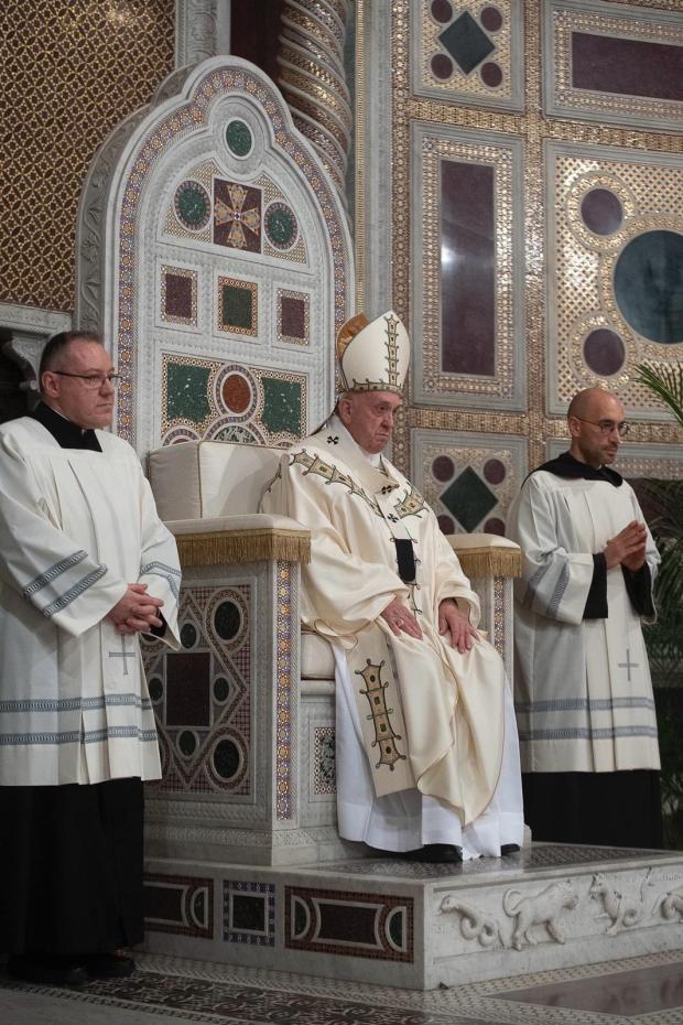 vestiduras litúrgicas del papa francisco agora atelier