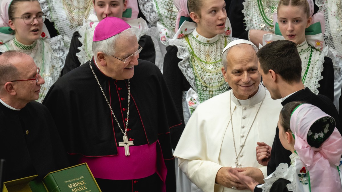 pope-leo-XIV-greets-german-girls-wearing-traditional-clothes