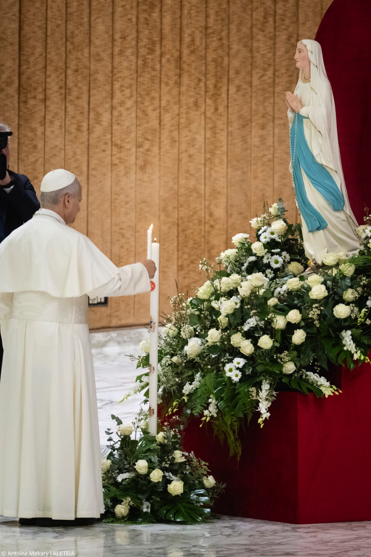 pope-leo-xiv-praying-in-front-statue-of-mary-at-weekly-general-audience
