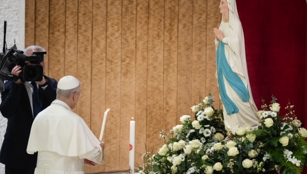 pope-leo-xiv-praying-in-front-statue-of-mary-at-weekly-general-audience