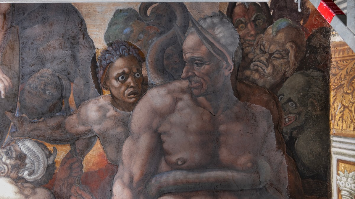 Cappella Sistina, Giudizio universale, dettaglio del gruppo intorno a Minosse: visibili i saggi di rimozione della patina biancastra e il recupero del chiaroscuro originale.