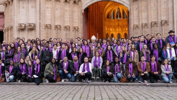 Corner Item Image - Adult Easter baptisms hit a new record in France this year