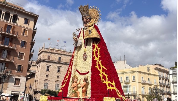 Corner Item Image - Huge flower-mantle for Mary becomes compost